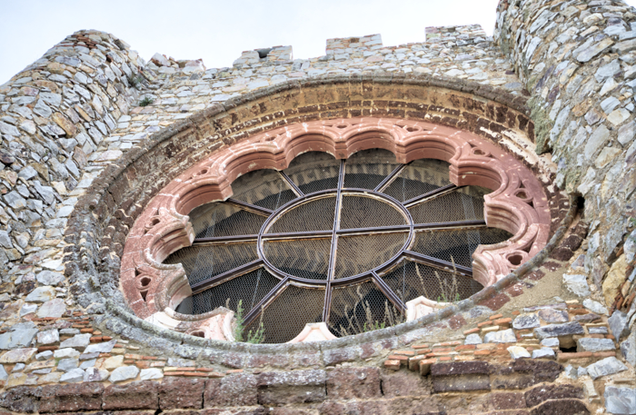 Rosetón en la cara externa de la fachada occidental de la iglesia del castillo de Calatrava la Nueva